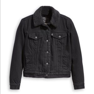 Women’s denim Levi’s jacket w fleece collar